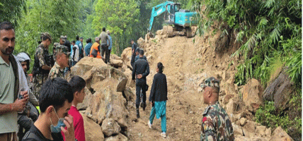 पहिरोका कारण अवरुद्ध मेची राजमार्ग खुलेन, यात्रुलाई सास्ती