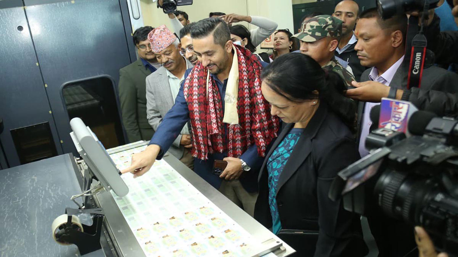 सरकारी प्रेसबाटै लाइसेन्स छाप्न सुरू, सञ्चारमन्त्री भन्छन्, ‘६ महिनाभित्र सबैजनालाई बाँडिसक्छौँ’ सरकारी प्रेसबाटै लाइसेन्स छाप्न सुरू, सञ्चारमन्त्री भन्छन्, ‘६ महिनाभित्र सबैजनालाई बाँडिसक्छौँ’