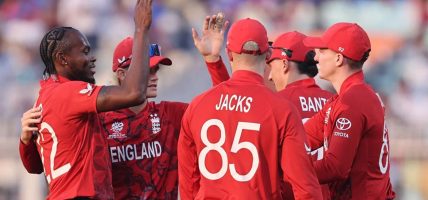 समुह सी बाट वेस्ट इण्डिज र इङल्याण्ड टी-२० विश्वकपको सुपर आठमा