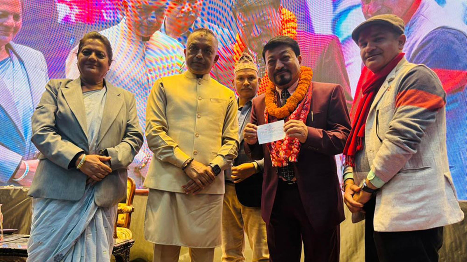 कांग्रेसमा प्रवेश गरे एमाले नेता रामवीर मानन्धर