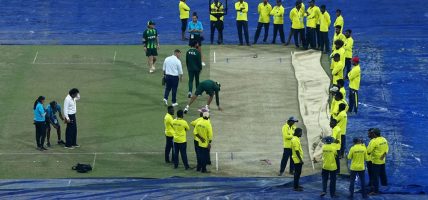 न्यूजील्याण्डविरुद्ध पाकिस्तानले टस जित्यो, खेल बर्षाले प्रभावित