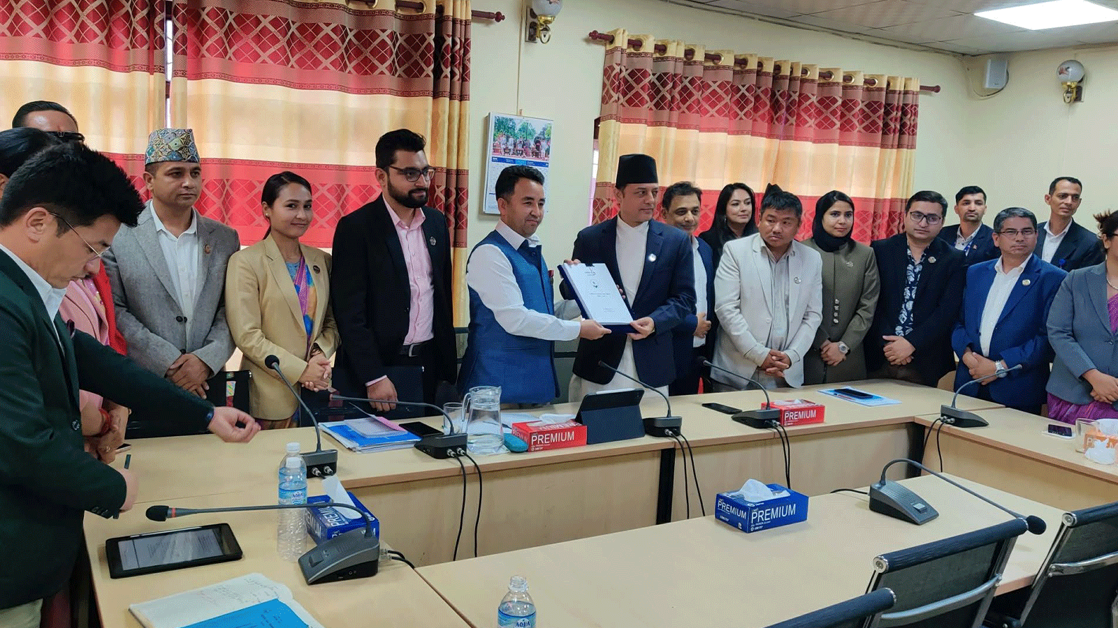 कार्य सञ्चालन नियमावलीको मस्यौदा बुझाइयो सभामुख डोलप्रसाद अर्याललाई