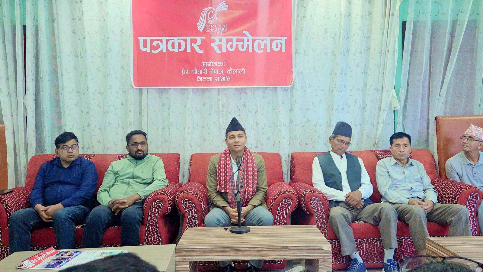 सरकार टाउकोले टेकेर उल्टो बाटोमा हिँडिरहेको छ, गन्तव्यमा पुग्दैनः प्रमुख सचेतक महर