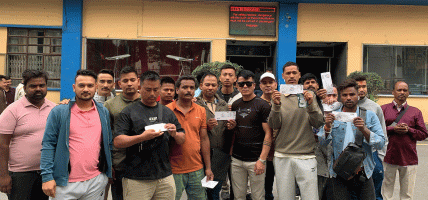 उडानहरू प्राविधिक कारण देखाउँदै रद्द गरेपछि नेपाल एयरलाइन्सको कार्यालय अगाडि यात्रुहरूको प्रदर्शन