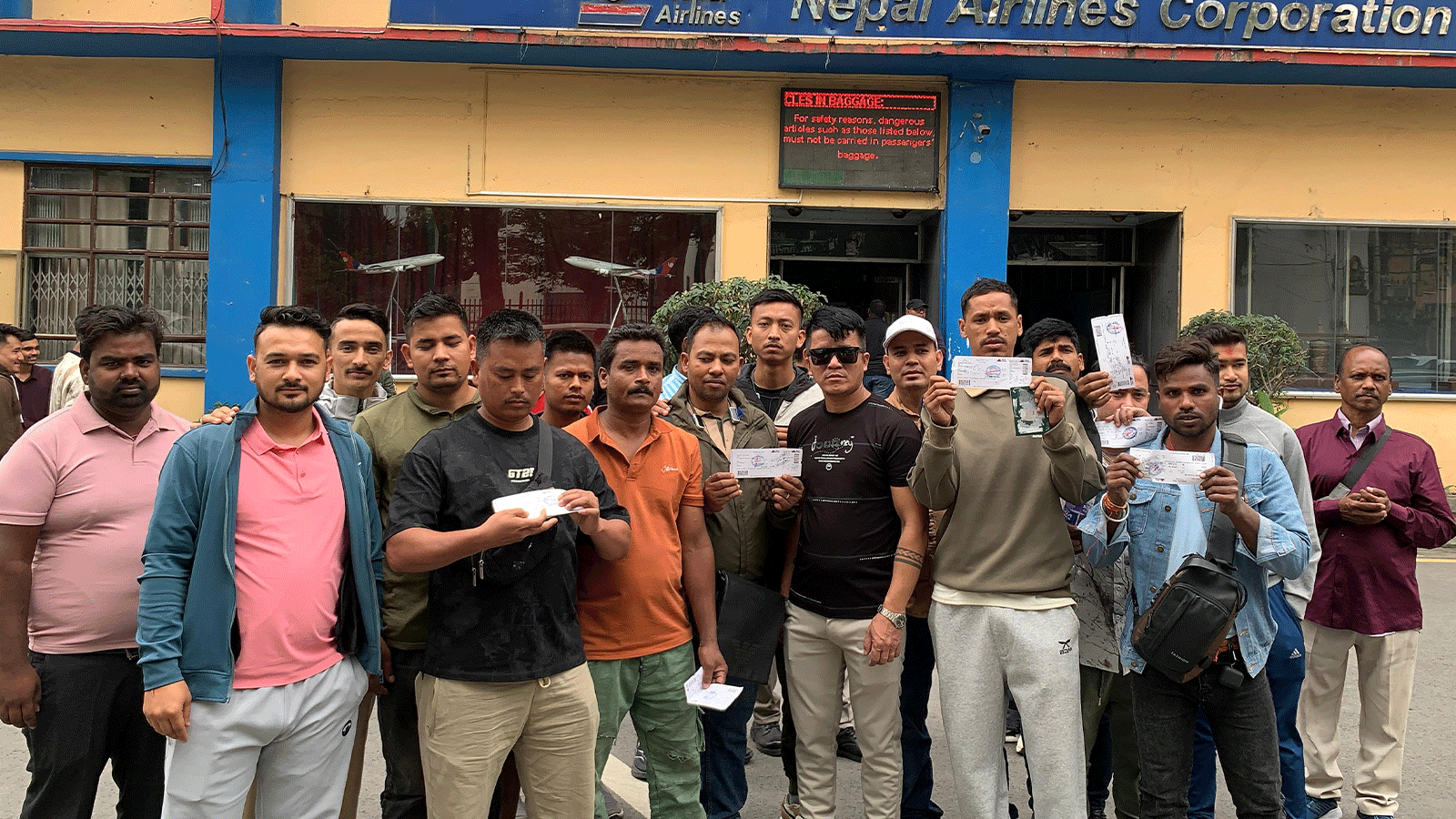 उडानहरू प्राविधिक कारण देखाउँदै रद्द गरेपछि नेपाल एयरलाइन्सको कार्यालय अगाडि यात्रुहरूको प्रदर्शन