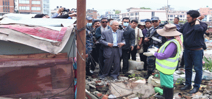 भत्काइएको थापाथली सुकुम्बासी बस्तीमा पुगे पूर्वप्रधानमन्त्री डा. बाबुराम भट्टराई