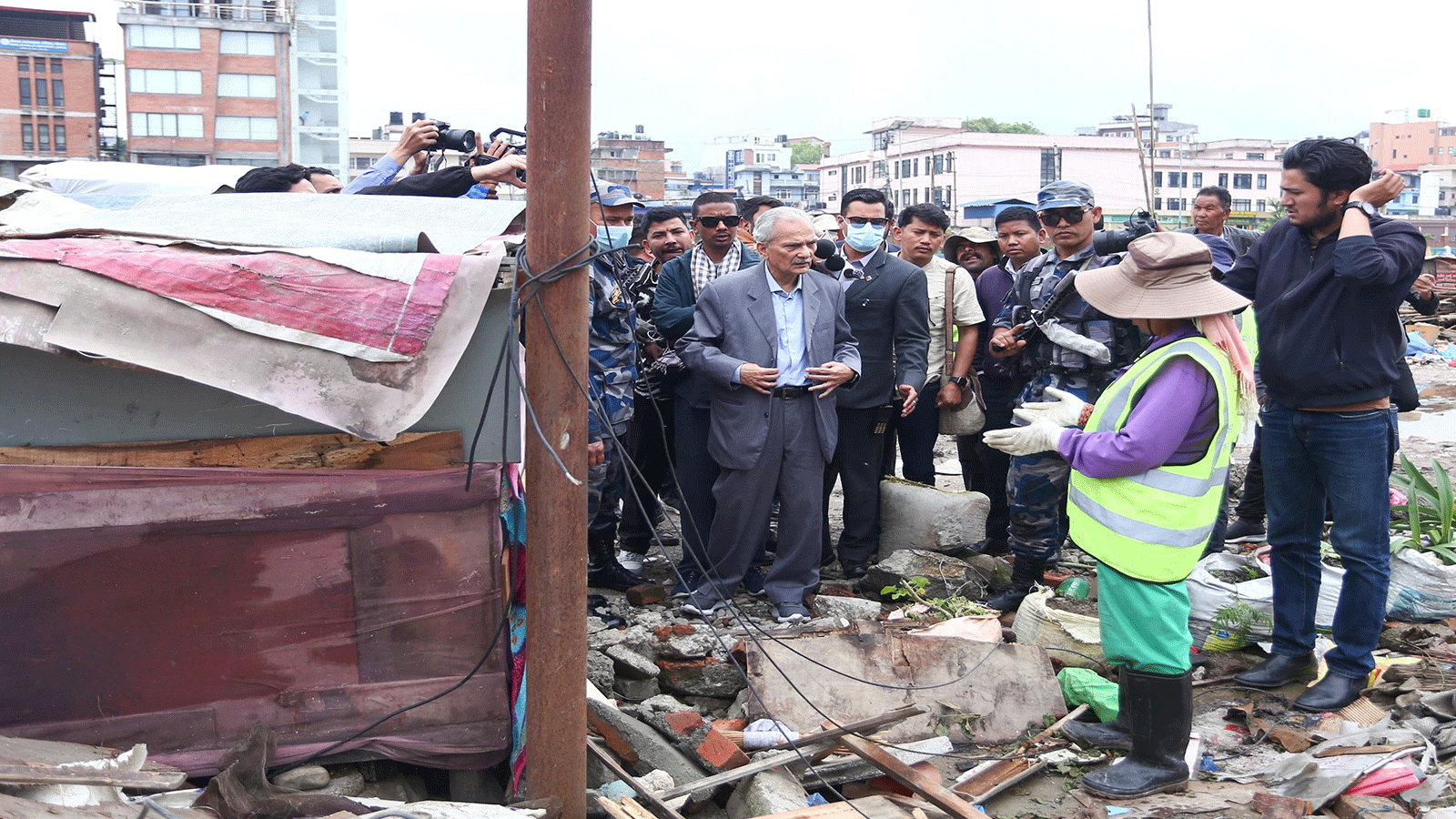 भत्काइएको थापाथली सुकुम्बासी बस्तीमा पुगे पूर्वप्रधानमन्त्री डा. बाबुराम भट्टराई