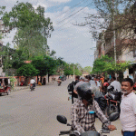 मधेश भवनको गेटमा धर्नामा बसे सुकुम्वासी, पुनर्वास नभएसम्म घर भत्काउन नदिने अडान