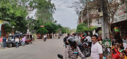 मधेश भवनको गेटमा धर्नामा बसे सुकुम्वासी, पुनर्वास नभएसम्म घर भत्काउन नदिने अडान