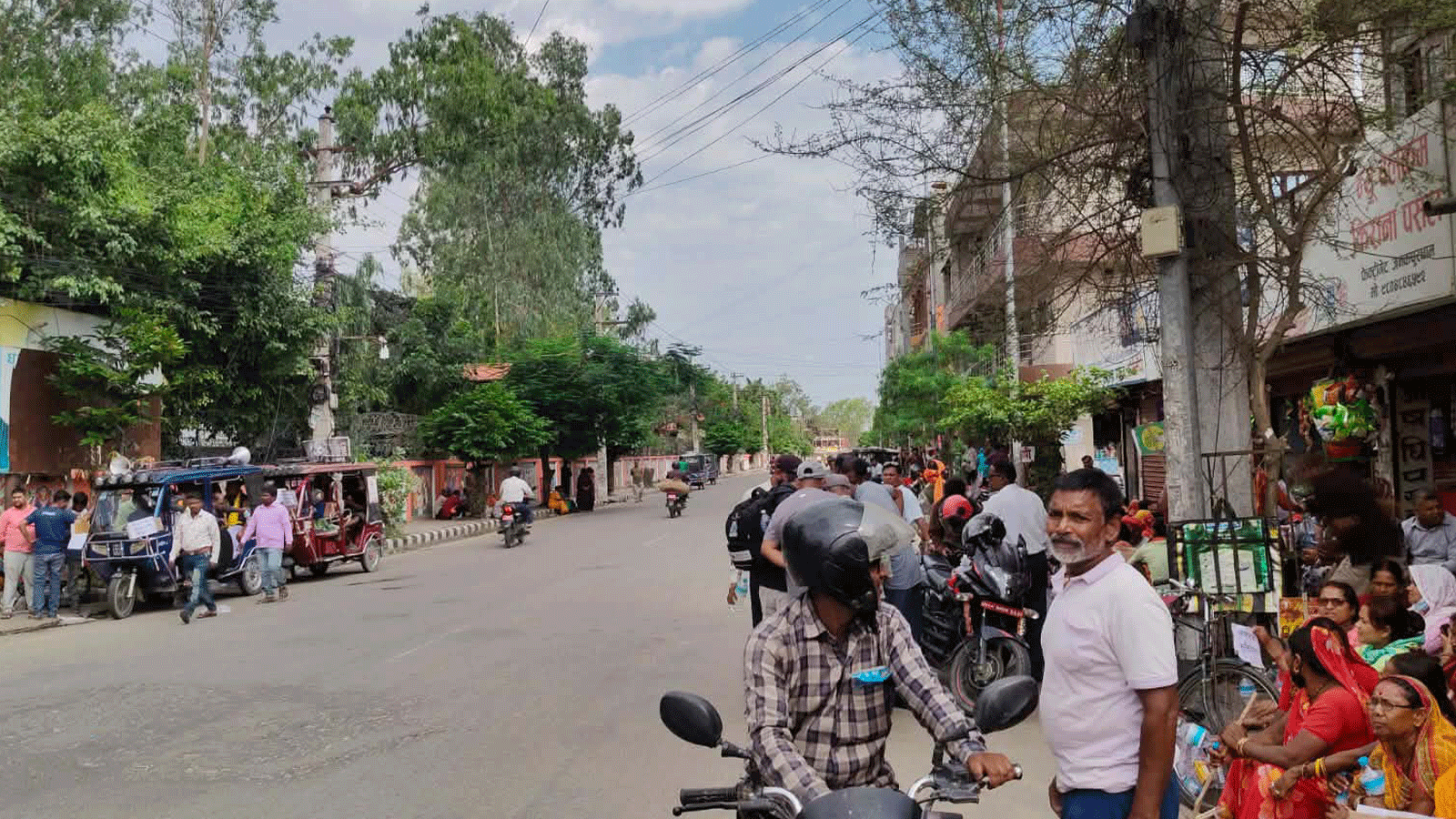 मधेश भवनको गेटमा धर्नामा बसे सुकुम्वासी, पुनर्वास नभएसम्म घर भत्काउन नदिने अडान