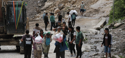 वर्षाका कारण अरनिको राजमार्ग अवरुद्ध हुँदा तातोपानी नाका ठप्प