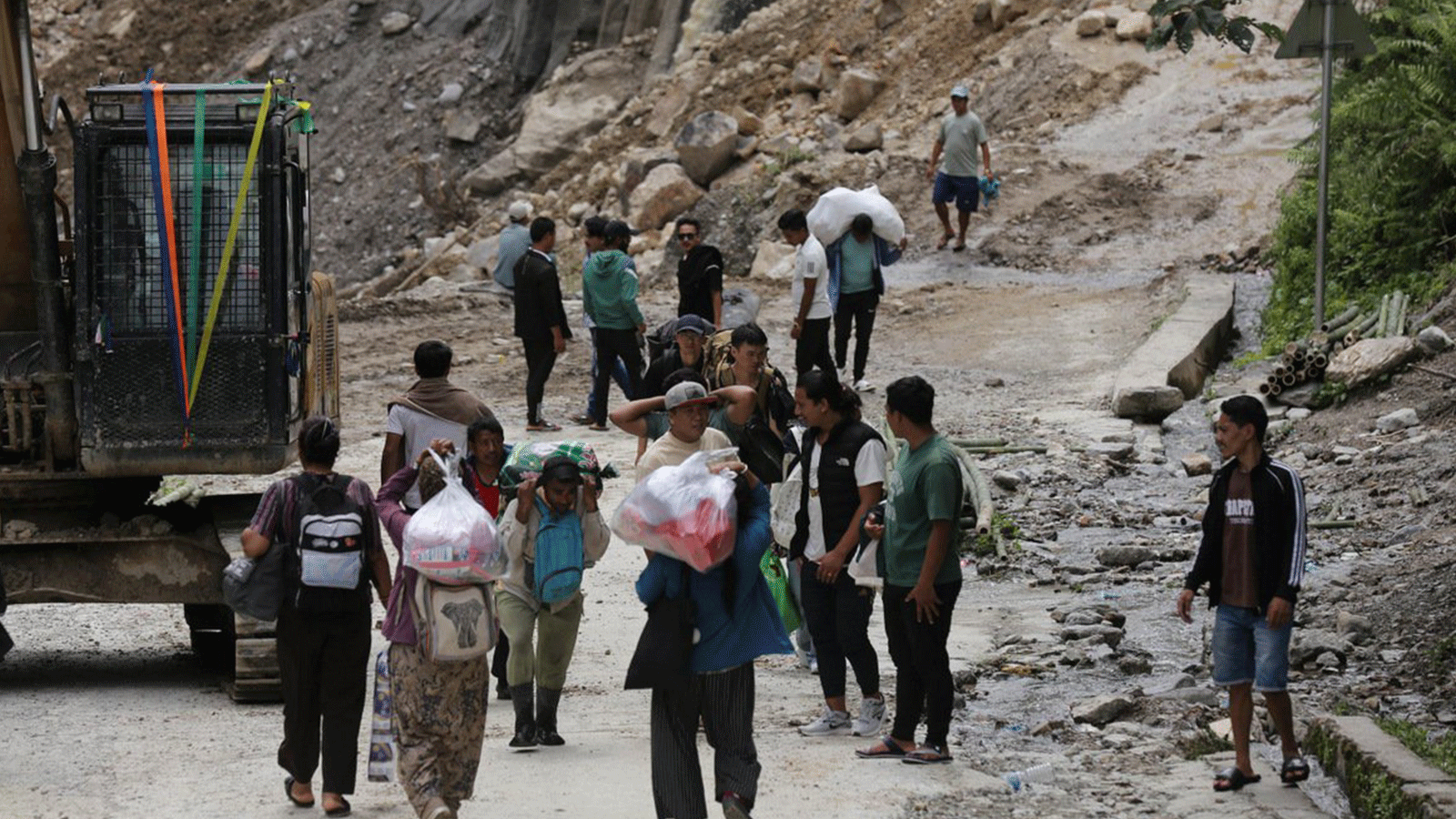 वर्षाका कारण अरनिको राजमार्ग अवरुद्ध हुँदा तातोपानी नाका ठप्प