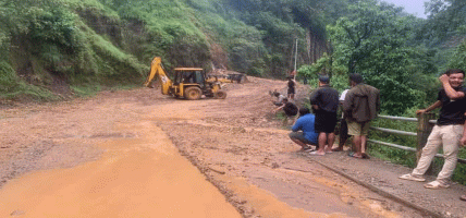 वर्षाका कारण पहिरो जाँदा मध्यपहाडी लोकमार्ग अन्तर्गत लमजुङ खण्ड अवरुद्ध