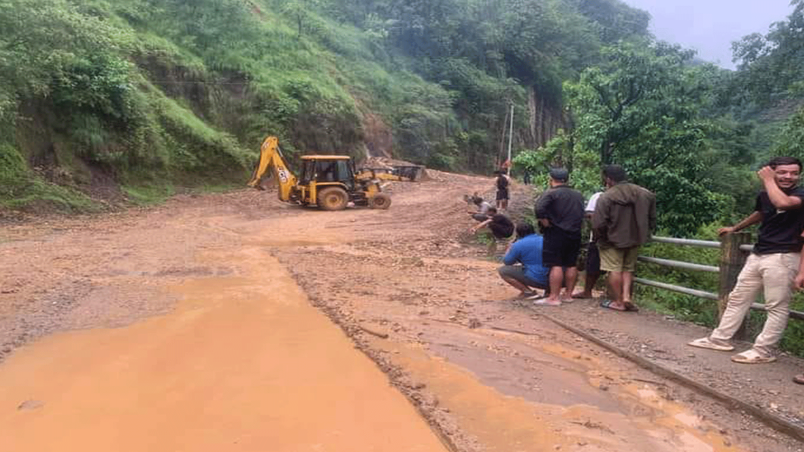 वर्षाका कारण पहिरो जाँदा मध्यपहाडी लोकमार्ग अन्तर्गत लमजुङ खण्ड अवरुद्ध