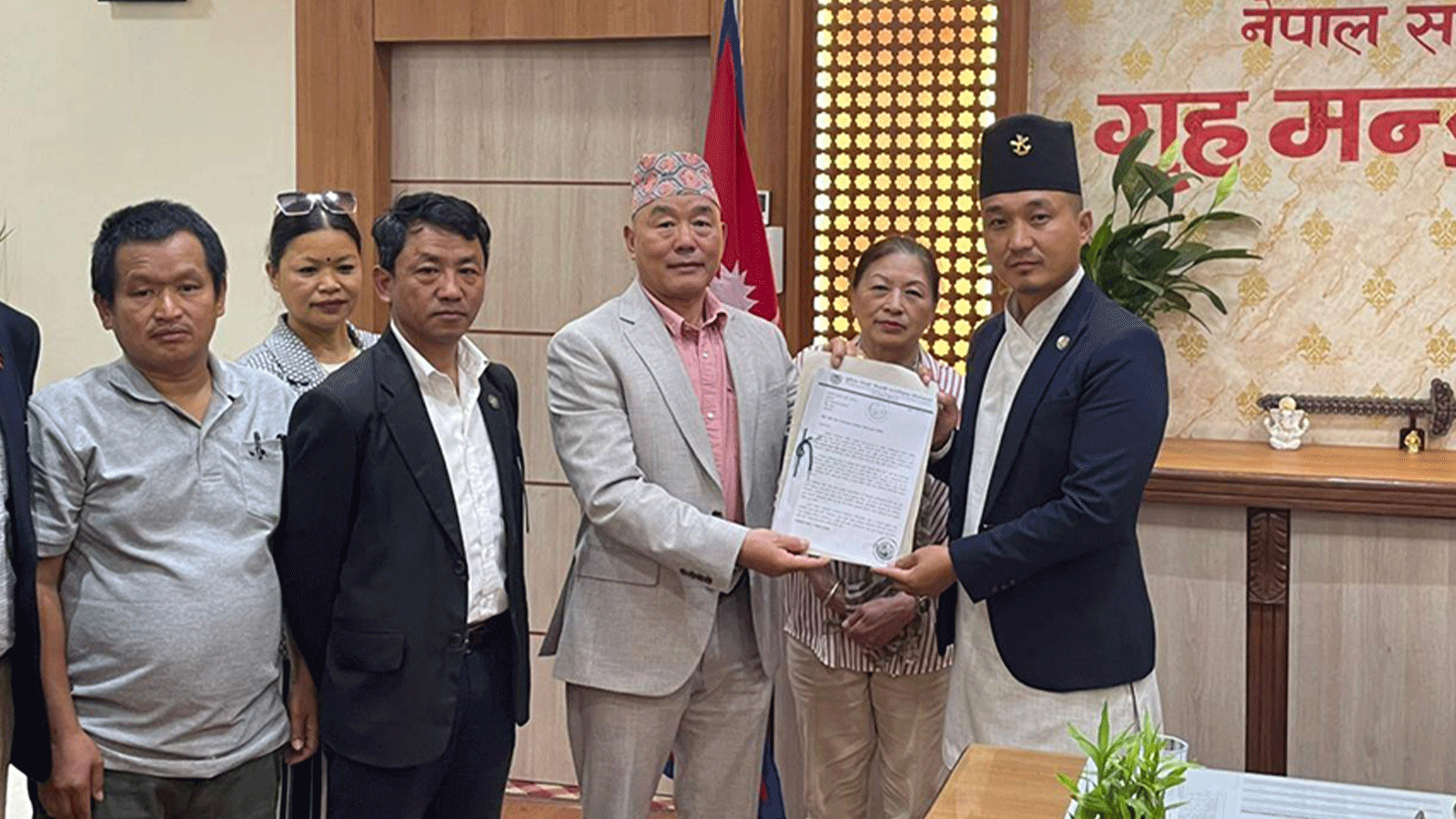 गृहमन्त्री सुधन गुरुङलाई भेटेर ब्रिटिस गोर्खाहरूले गरे नागरिकता निरन्तरताको माग