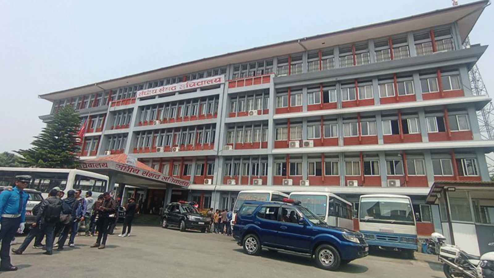 संसदीय दलको बैठकमा सहभागी हुन पुगे प्रधानमन्त्री बालेनसहितका सांसदहरु