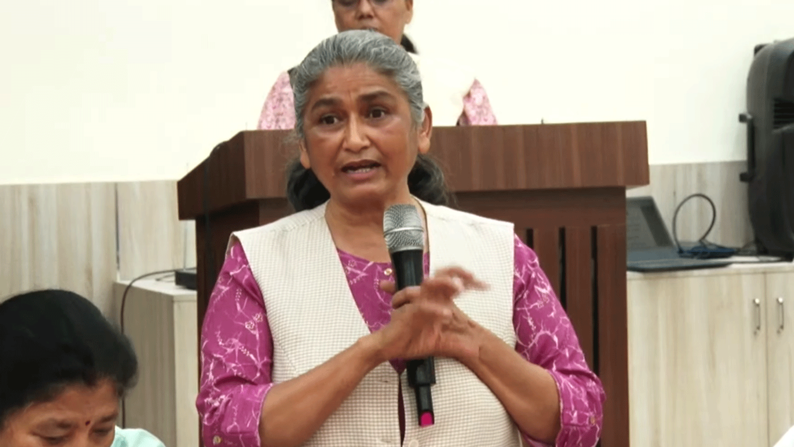 हिजो स्वार्थ नमिलेर छुट्टिएकाहरू फेरि एकताको कुरा गर्दैछन्, अब अभिभावक भएर बसुन्ः बिन्दा पाण्डे