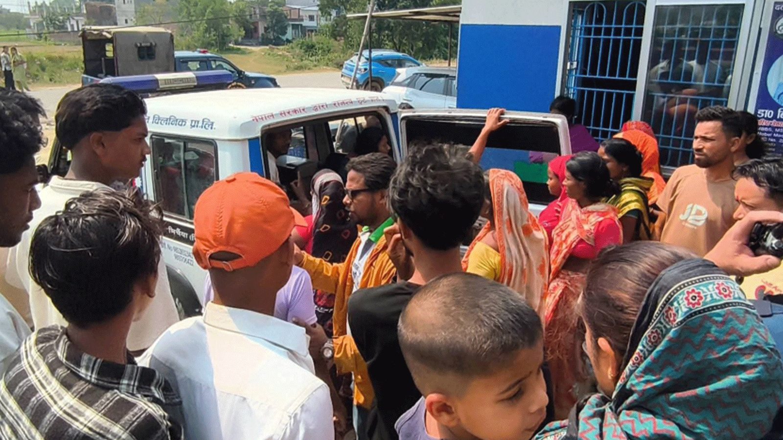 सिरहामा प्रहरीको गाडीको ठक्करबाट एक बालक गम्भीर घाइते