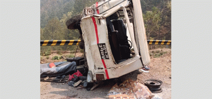 भारतीय तीर्थयात्री बोकेर स्वर्गद्वारी जाँदै गरेको जिप दुर्घटना, एकको मृत्यु, २१ जना घाइते
