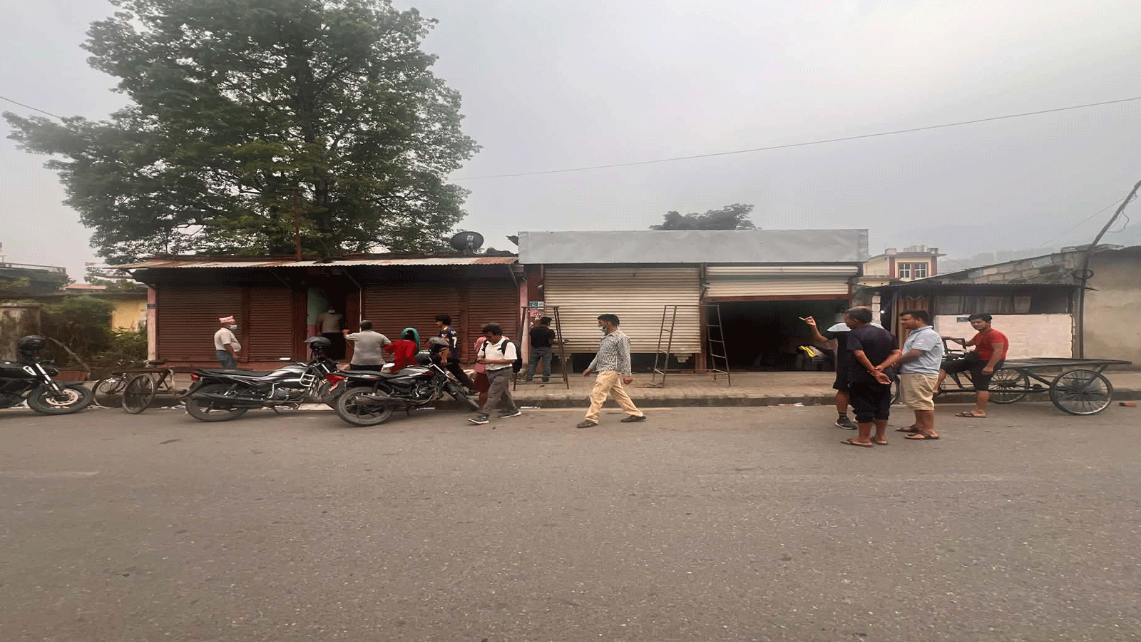 उपमहानगरपालिकाको सूचना पछि उच्च अदालत बुटवलको जग्गामा रहेका घरटहरा स्थानीय आफैले खाली गर्न थाले