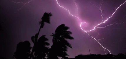 चट्याङ परेर आगलागी हुँदा सर्लाहीमा ठूलो धनमालको क्षति, एक घाइते