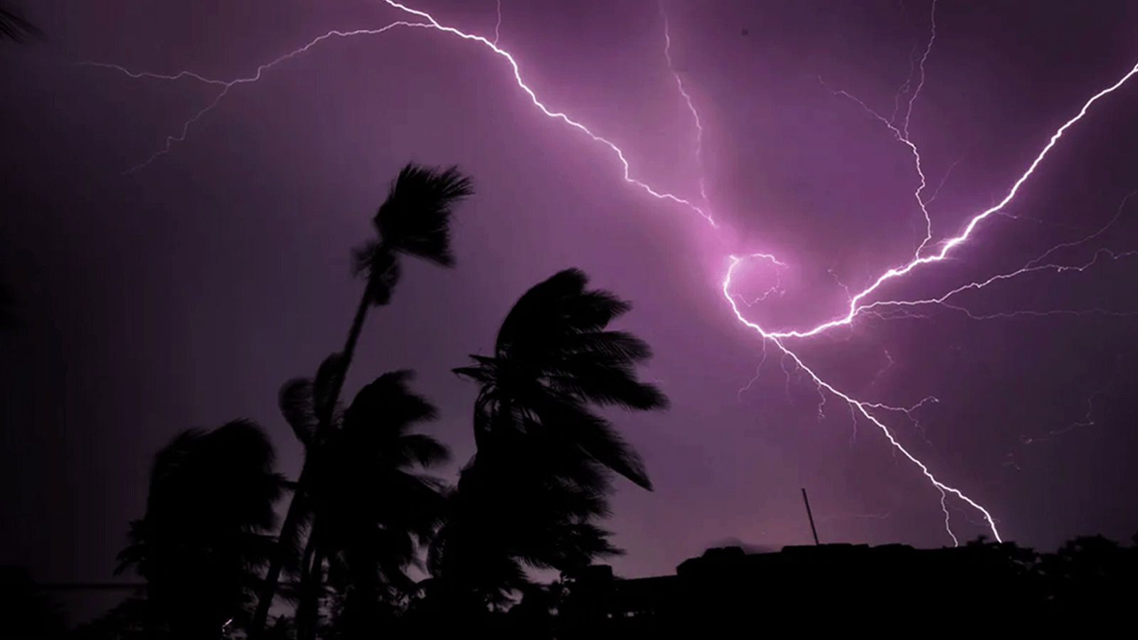 चट्याङ परेर आगलागी हुँदा सर्लाहीमा ठूलो धनमालको क्षति, एक घाइते