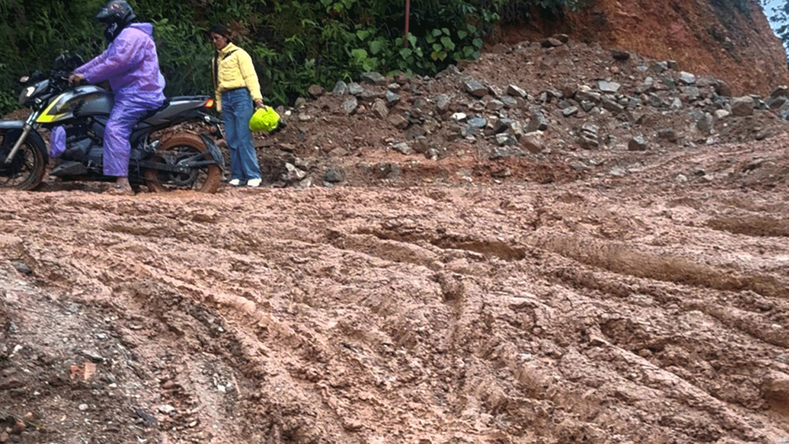 भोजपुरमा वर्षाका कारण सडक अवरुद्ध, विद्युत् सेवा प्रभावित