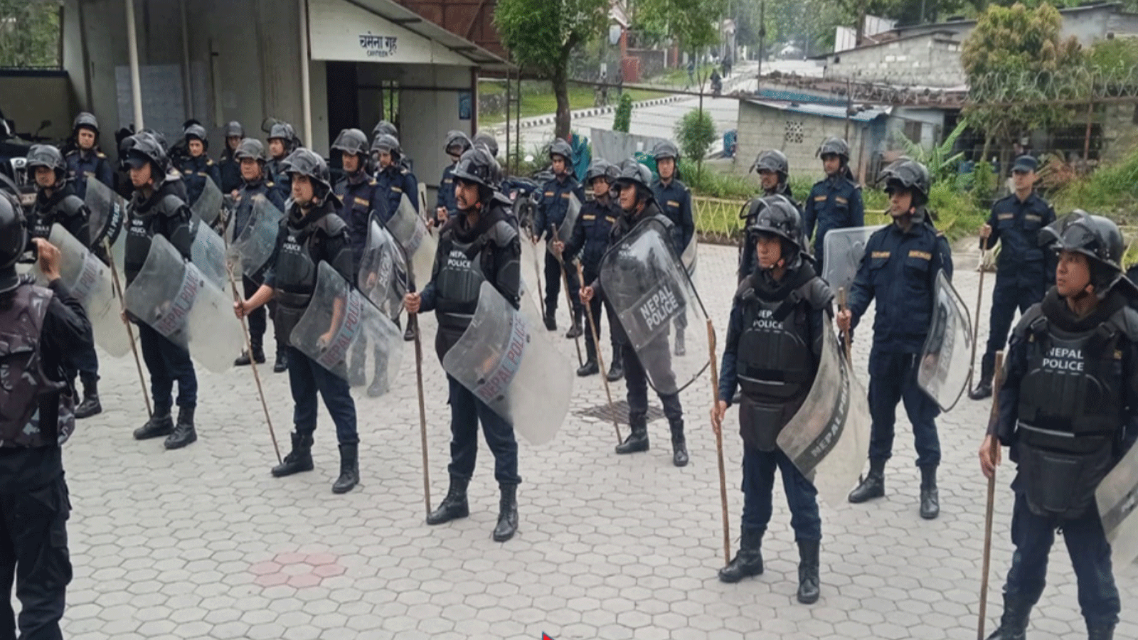 विभिन्न स्थानबाट रूपन्देहीमा एकैदिनको अप्रेसनमा १०३ जना प्रहरीको नियन्त्रणमा