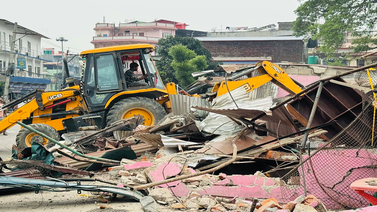 अतिक्रमित बस्ती हटाउने क्रम जारी : काठमाडौँका तीन बस्तीका ७ सय ८१ घर भत्किए