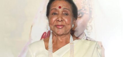 बलिवुडकी चर्चित गायिका आशा भोसलेलाई हृदयघात, उपचार हुदै