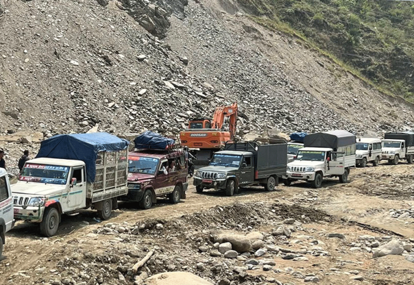 बीपी राजमार्गमा सवारी आवागमन अवरुद्ध