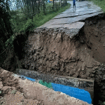 भारी वर्षासँगै आएको बाढीले पुल बगाउँदा भोजपुर-चखेवा सडक पूर्णरूपमा बन्द