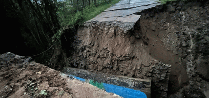 भारी वर्षासँगै आएको बाढीले पुल बगाउँदा भोजपुर-चखेवा सडक पूर्णरूपमा बन्द