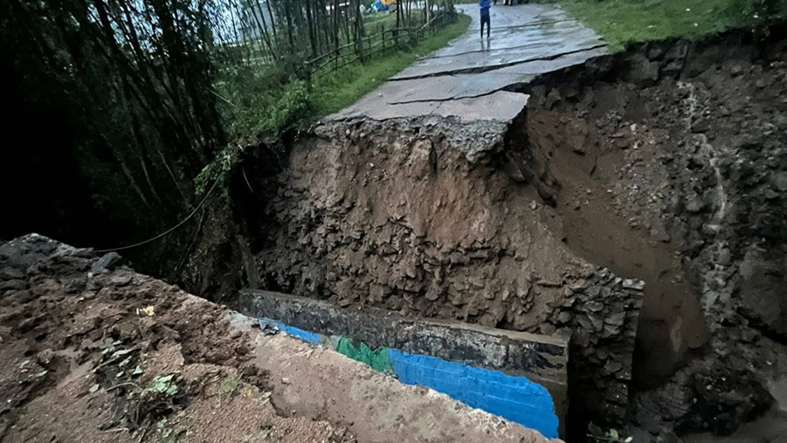 भारी वर्षासँगै आएको बाढीले पुल बगाउँदा भोजपुर-चखेवा सडक पूर्णरूपमा बन्द