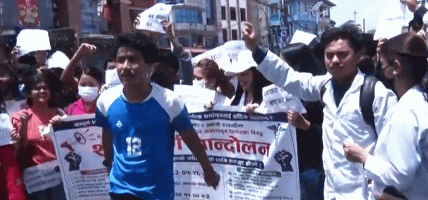 स्वास्थ्यकर्मी नचिन्ने मन्त्री चाहिँदैन भन्दै माइतीघरमा प्रदर्शन
