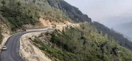 केही दिनदेखिको वर्षासँगैको बाढी पहिराका कारण अवरुद्ध राजमार्ग एकतर्फी सञ्चालनमा