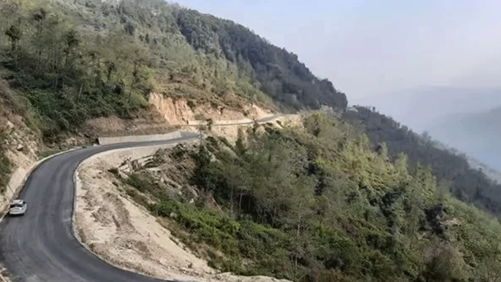 केही दिनदेखिको वर्षासँगैको बाढी पहिराका कारण अवरुद्ध राजमार्ग एकतर्फी सञ्चालनमा