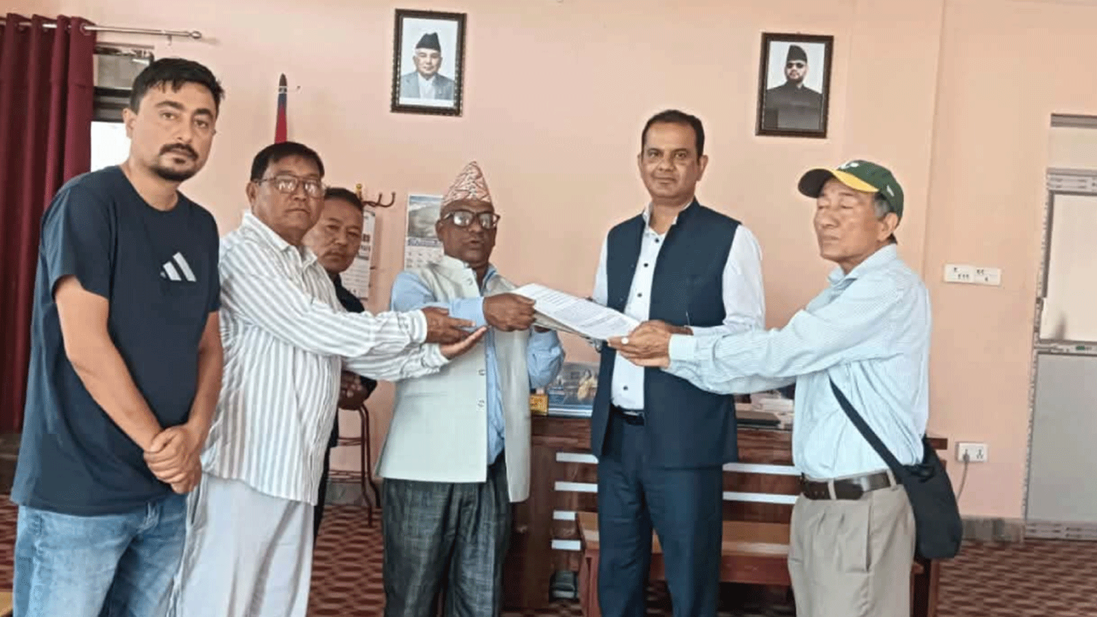 जुट मिलका कर्मचारी र मजदुरले १० वर्षदेखि ज्याला पाएनन्, ३ करोड भुक्तानीको माग राख्दै ज्ञापनपत्र