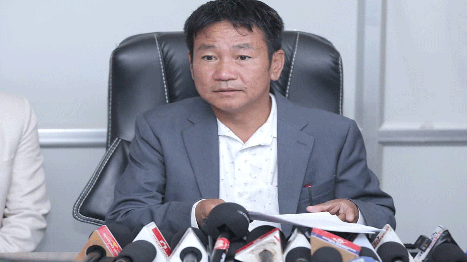 सरकारलाई हर्क साम्पाङको खुला पत्र, ‘काम गर्न नसके मार्ग प्रशस्त गर्नुपर्छ’