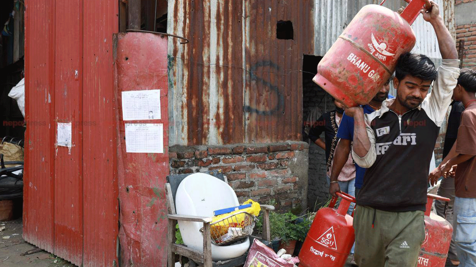 हुलमुलमा डोजर चल्ने डरले बुद्धनगरबासीले टाँसे घरका भित्तामा लालपूर्जा