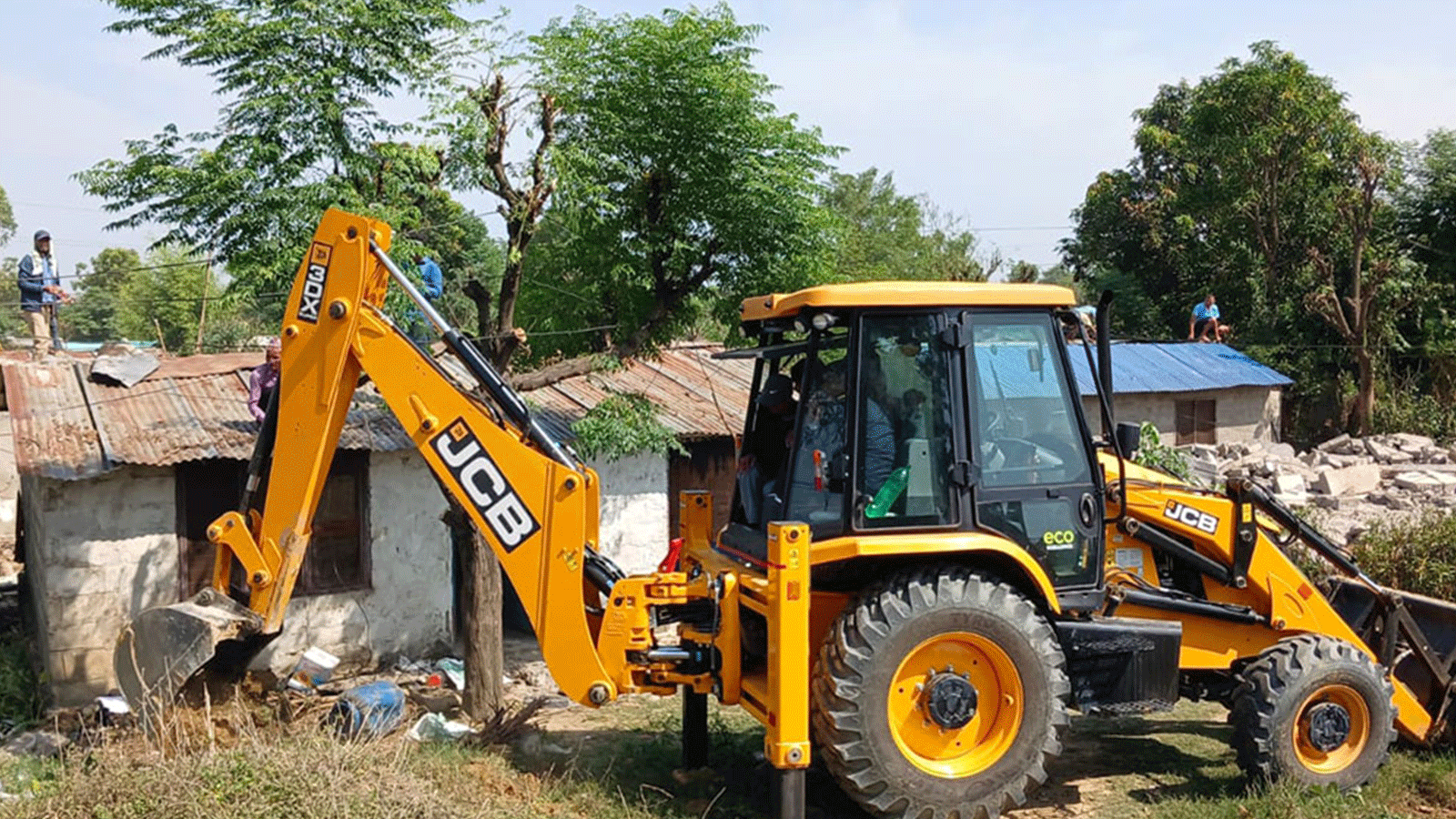 बाँकेको कोहलपुरमा अतिक्रमित बस्ती हटाउन बिहानैबाट डोजर परिचालन