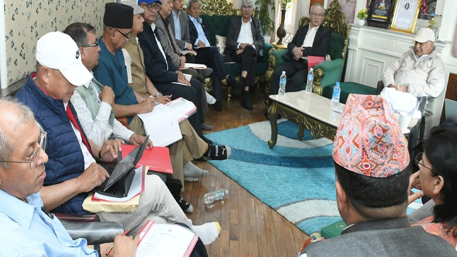 व्यवसायी मीनबहादुर गुरुङले अनुदानमा बनाइदिने भनेको भवन एमालेले नलिने, बल्खुमै कार्यालय बनाउने