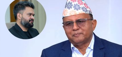 एमाले महासचिव पोखरेल, प्रधानमन्त्री बालेनलाई क र ज्ञ सिकाउँदै