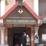 नेपाल बार एसोसिएसनले आज लाल्टिन बालेर प्रदर्शन गर्दै