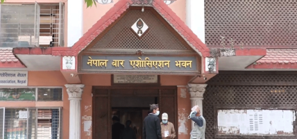 नेपाल बार एसोसिएसनले आज लाल्टिन बालेर प्रदर्शन गर्दै
