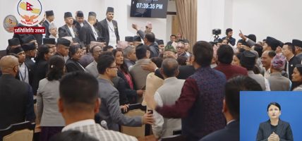 प्रतिनिधि सभामा विपक्षीको रोस्ट्रम घेराउ, बैठक १५ मिनेटका लागि स्थगित