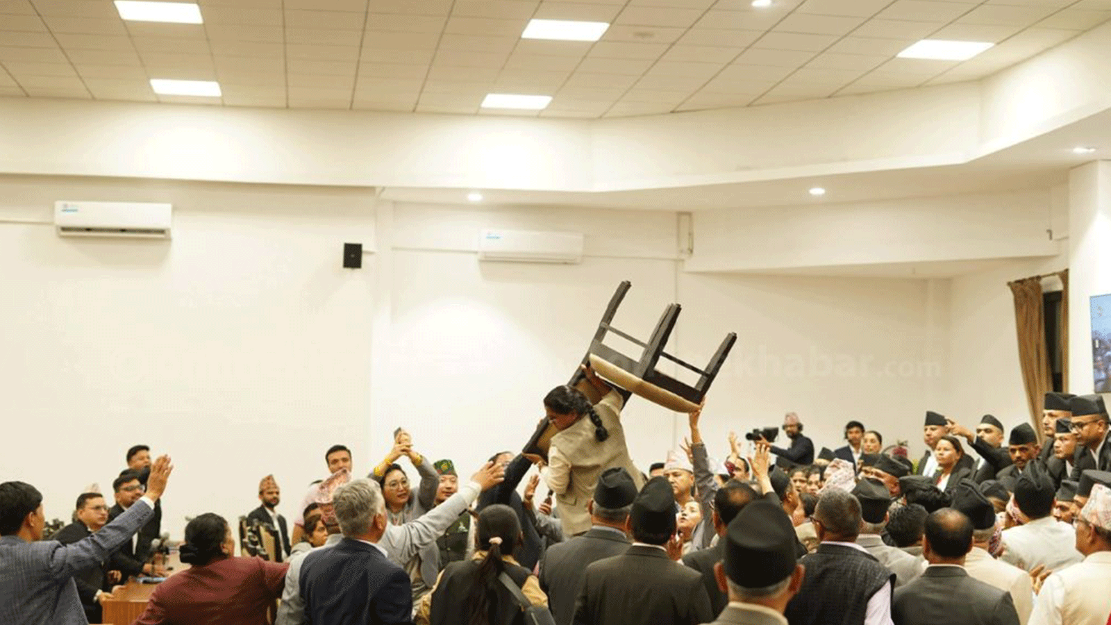 संसद्‌मा अमर्यादित व्यवहार देखाउने सांसदमाथि छानबिन गर्न समिति गठन