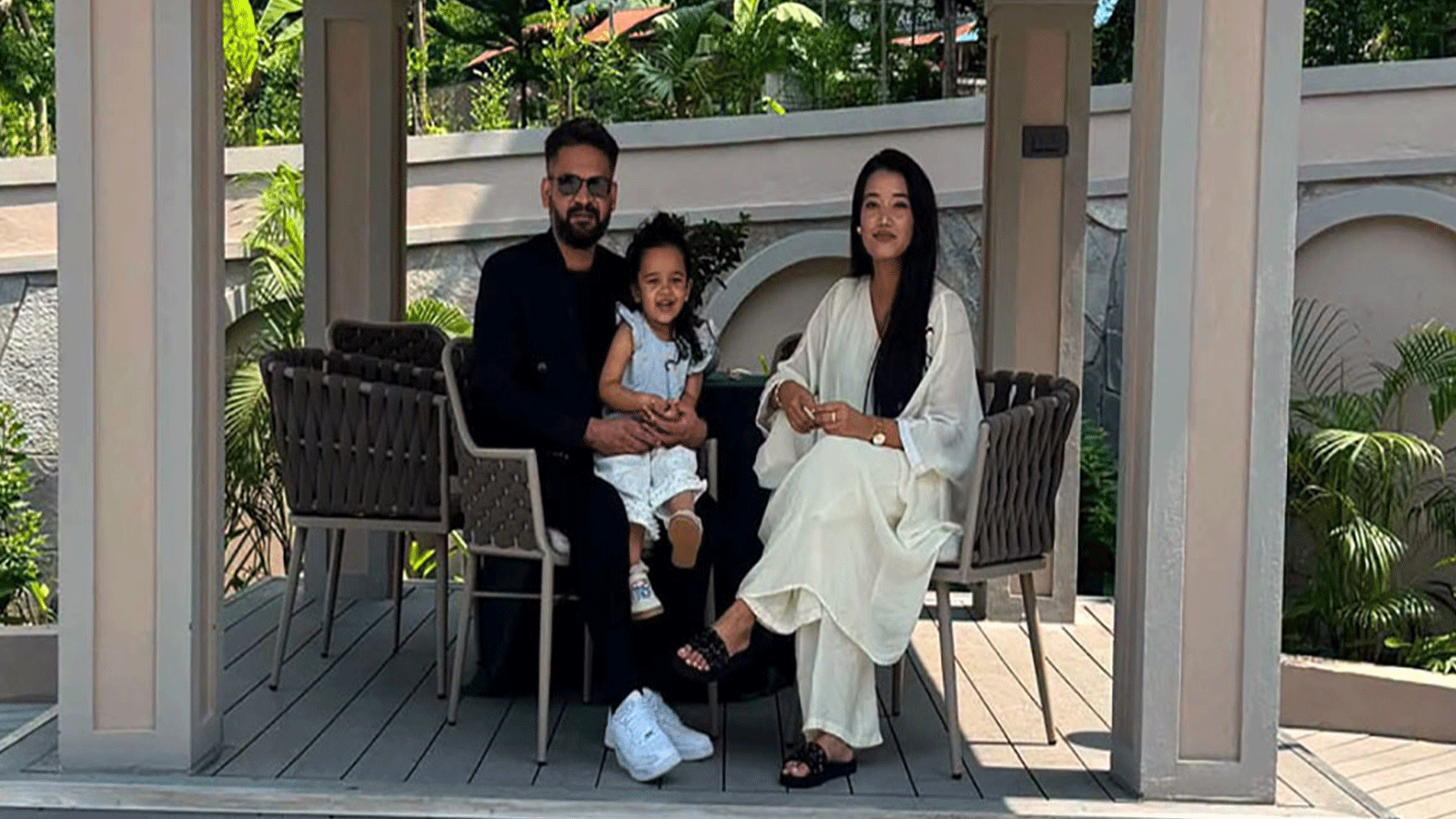चितवनमा मतदान तयारी भइरहँदा काठमाडौं फर्किए  प्रधानमन्त्री बालेन शाह
