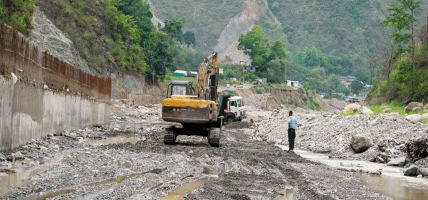 बाढी र पहिरोले देशका मुख्य राजमार्गहरू अवरुद्ध : कहाँ-कहाँ रोकिए सवारी साधन?