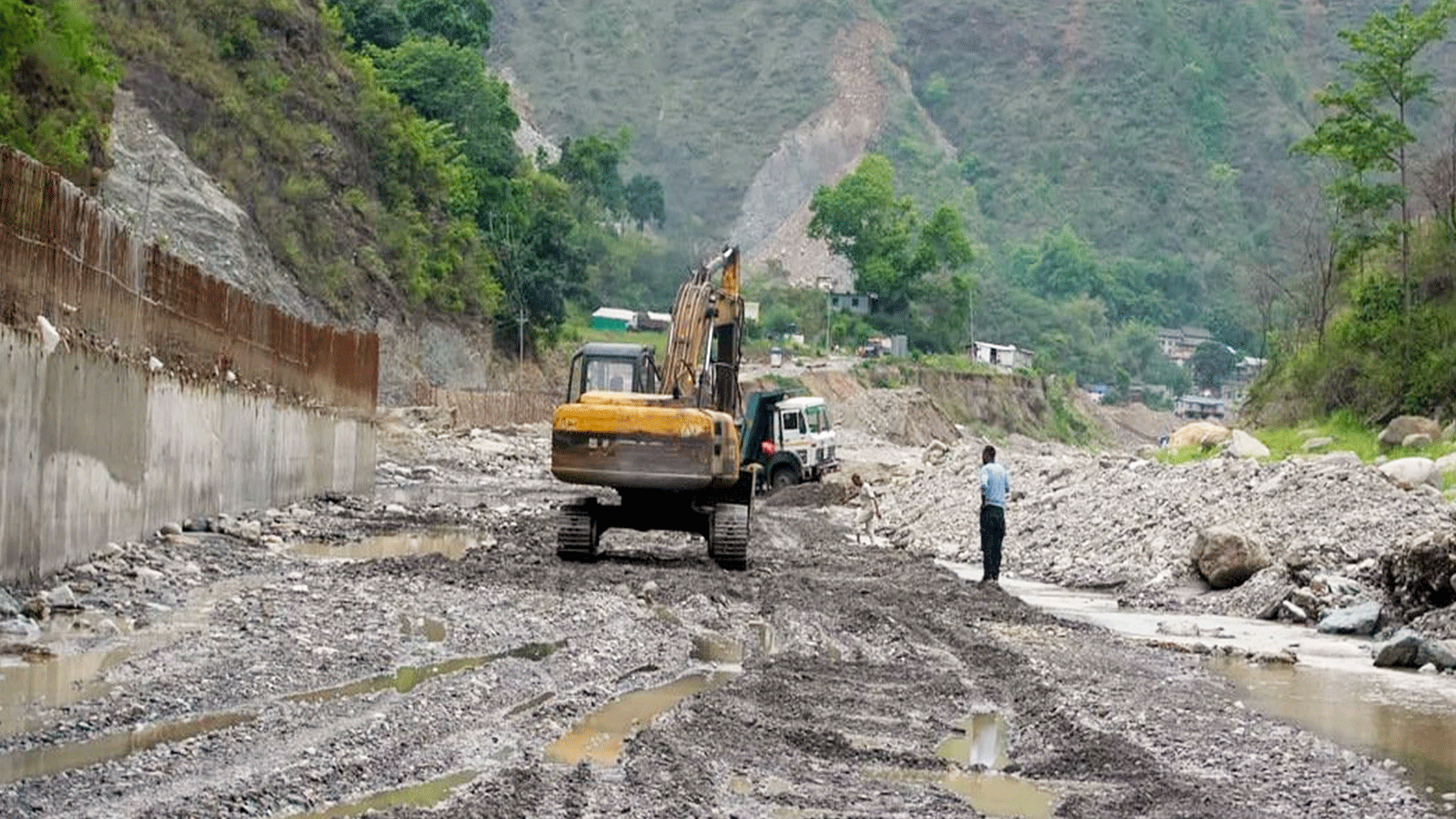बाढी र पहिरोले देशका मुख्य राजमार्गहरू अवरुद्ध : कहाँ-कहाँ रोकिए सवारी साधन? बाढी र पहिरोले देशका मुख्य राजमार्गहरू अवरुद्ध : कहाँ-कहाँ रोकिए सवारी साधन?